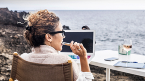 Digitale Nomaden Arbeiten Reisen Laptop Meer Foto iStock simonapilolla.jpg